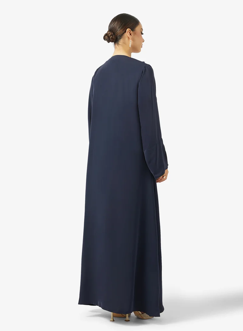 هيا كلوزيت عباية بياقة مفتوحة مطوية